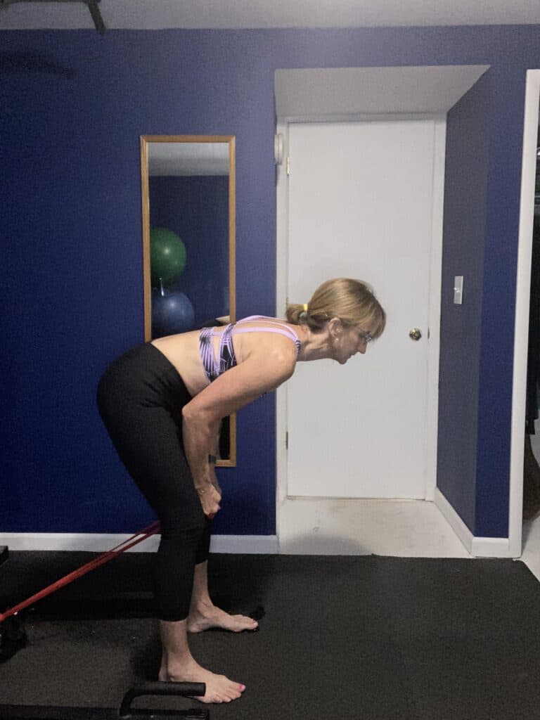 6 Best Kettlebell Swings Alternatives With A Resistance Band Simply