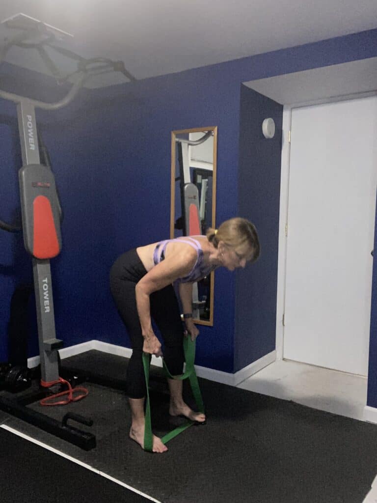 6 Best Kettlebell Swings Alternatives With A Resistance Band Simply