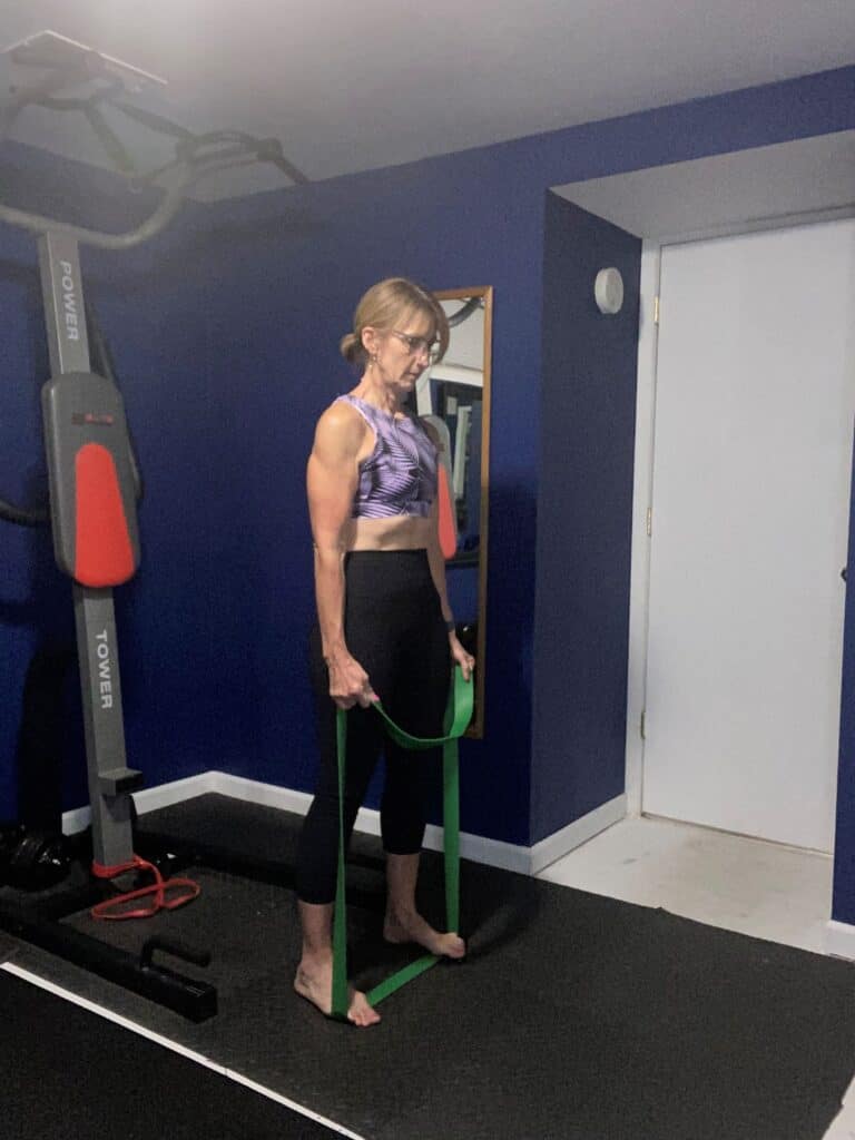 6 Best Kettlebell Swings Alternatives With A Resistance Band Simply