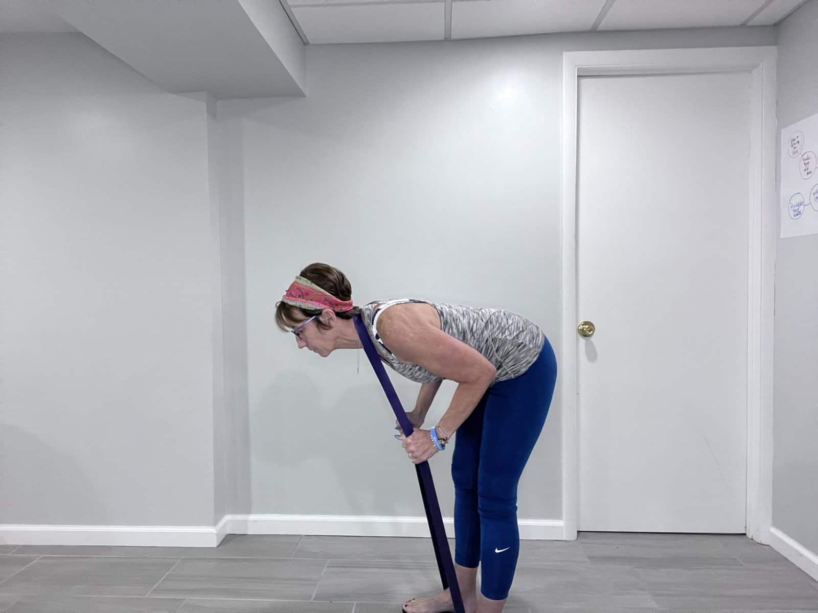 6 Best Kettlebell Swings Alternatives With A Resistance Band Simply