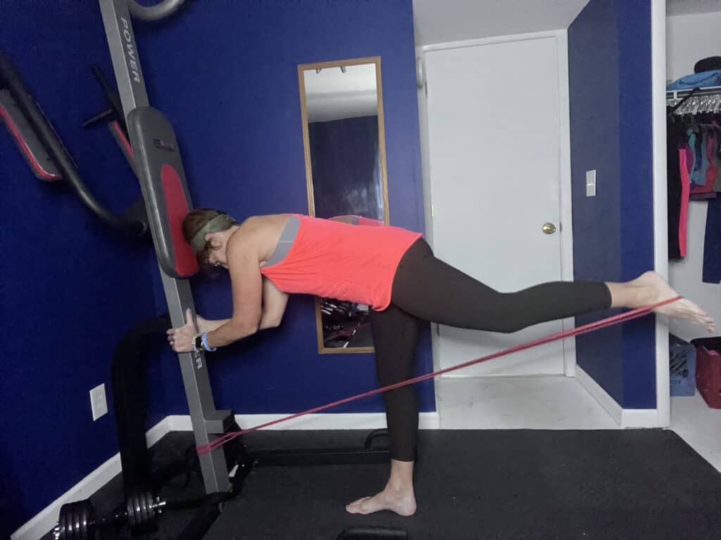 6 Best Kettlebell Swings Alternatives With A Resistance Band Simply